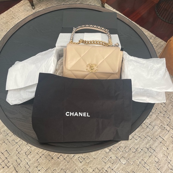 *SOLD* NIB w/Tags, Chanel Medium 19 Shoulder Bag - Picture 2 of 7